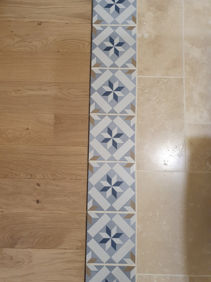 Raccord armonieux entre parquet et travertin